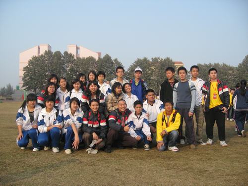 与集美中学同学合影留念