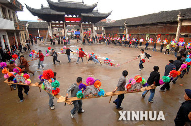 龙腾灯舞闹元宵[组图](2)