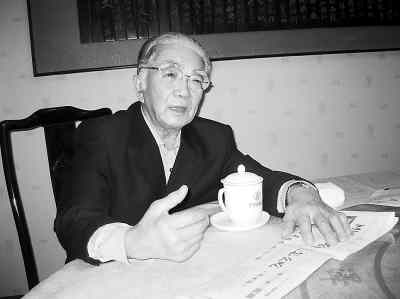 鲁菜泰斗王义均接受记者采访