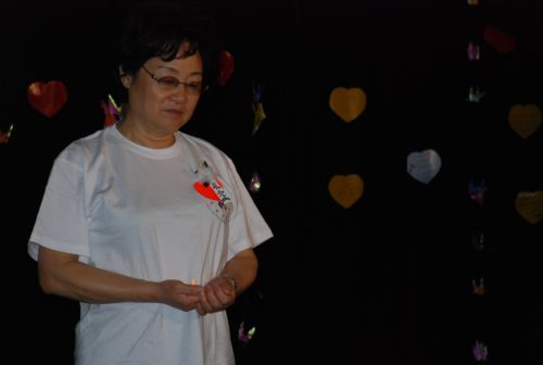 国侨办主任李海峰为遇难同胞默哀